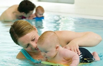 Tại sao nên dạy cho trẻ học bơi từ sớm