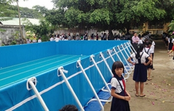 Chống đuối nước, mỗi trường được cấp một bể bơi